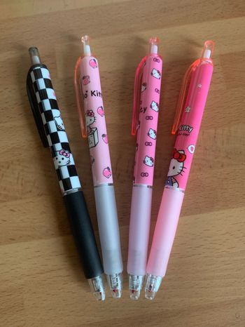 4 stylos Hello Kitty
