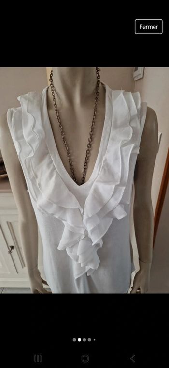 T-chirt avec décolleté original. 🤍