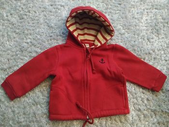 Veste rouge a capuche 12 mois