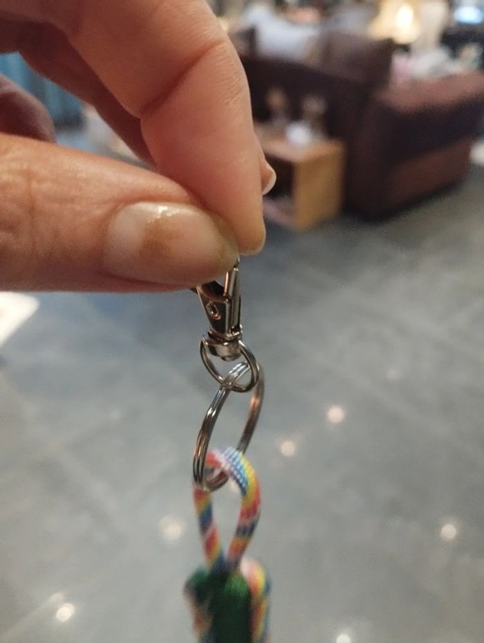 Porte clés en paracorde fait main vert et multicolore - photo numéro 4