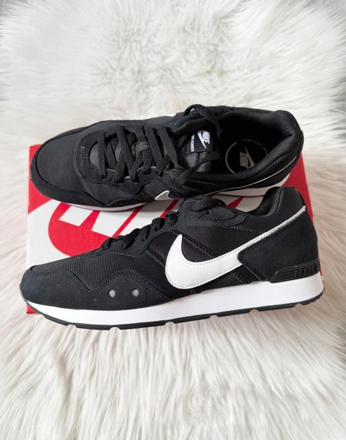 Baskets Nike Venture Runner – Taille 44,5 – Noir/Blanc – Neuf avec étiquette - photo numéro 11