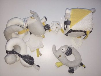 Lot de jouets tissus, sensoriel, cosy, parc bébé garçon marque sauthon,  gris, jaune, blanc