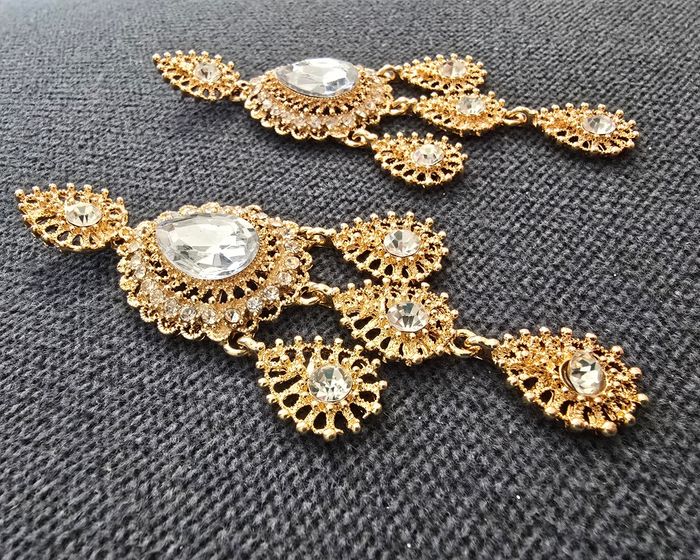 Boucles d’oreilles dorées style oriental – modèle chandelier, pierres claires étincelantes - photo numéro 2