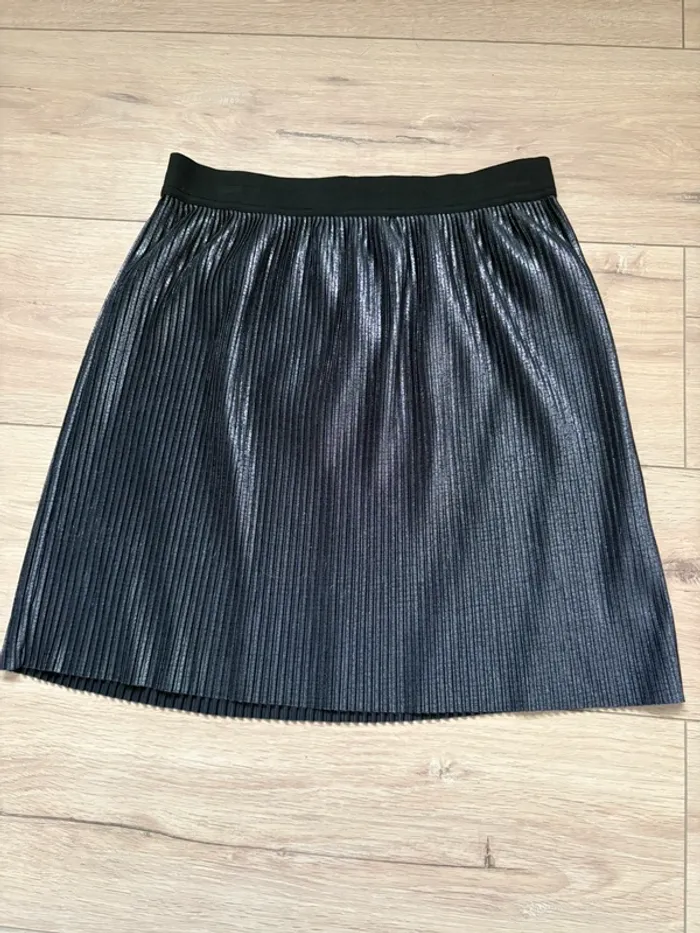 Jupe plissée noire à reflets métallisés – Kiabi – Taille M