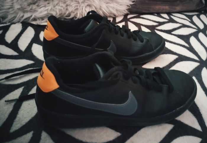 Baskets "Nike" pointure 36 et demi noirtrès peu portées