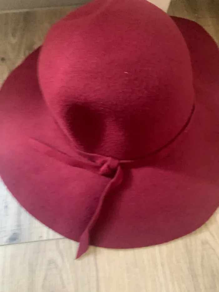 chapeau bordeaux - photo numéro 2