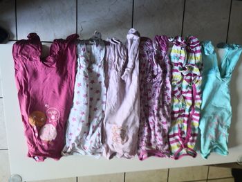 Lot pyjamas et bodys