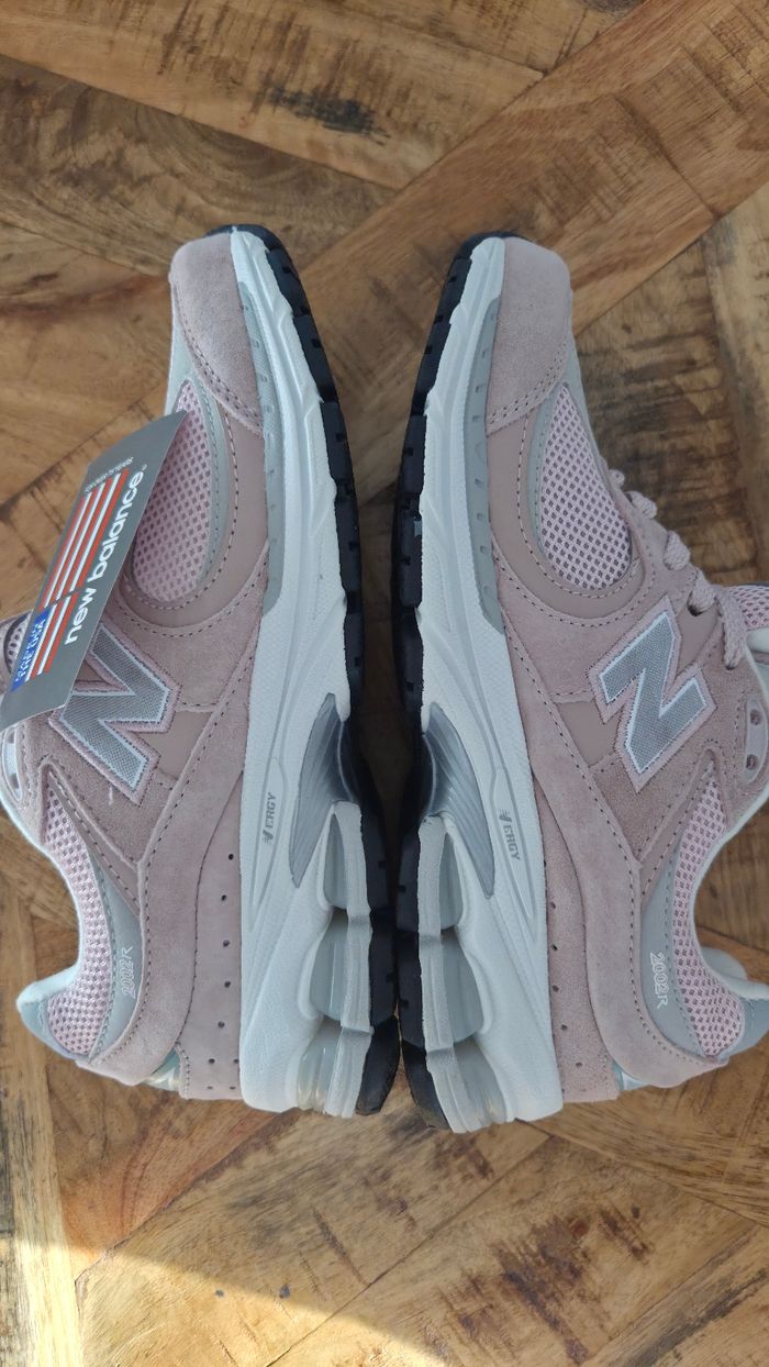 Baskets New Balance 2002R rose Taille 39 - photo numéro 2