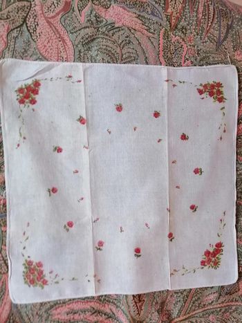 Mouchoir bleu ciel et fleurs rouges