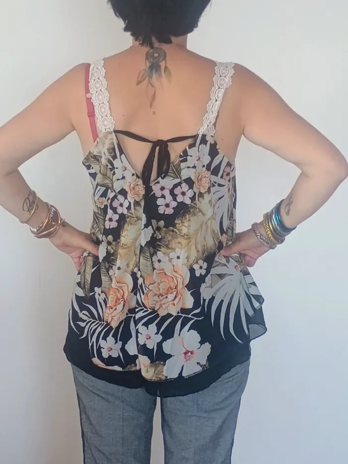 Top fluide tropical noir à fleurs – bretelles dentelle, dos nu - photo numéro 2
