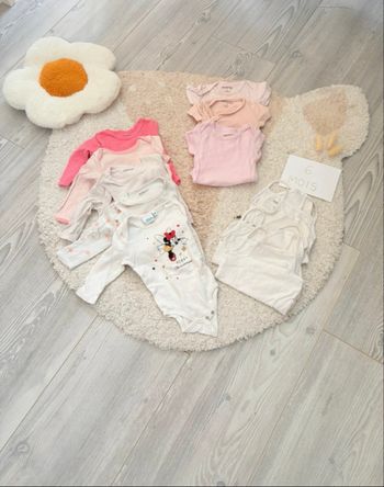 Lot bodys 6 mois fille