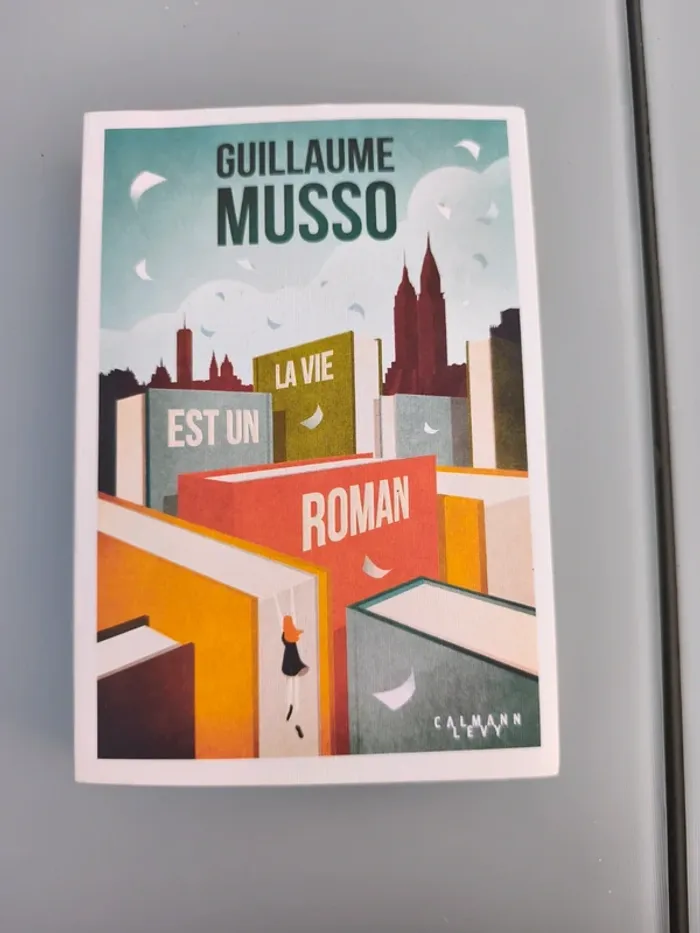 Livre la vie est un roman Guillaume Musso