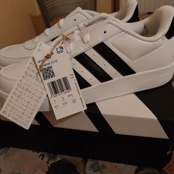 Baskets adidas neuves dans sa boîte Pointure 36 et demi