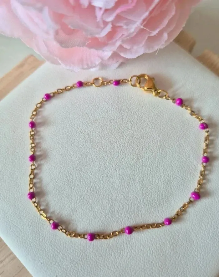 Lot de 2 bracelets dorée en acier inoxydable 🌸 résiste à l'eau violet et blanc - photo numéro 5