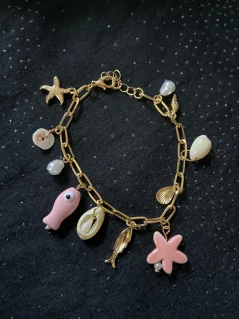 Bracelet breloques dorées roses coquillages