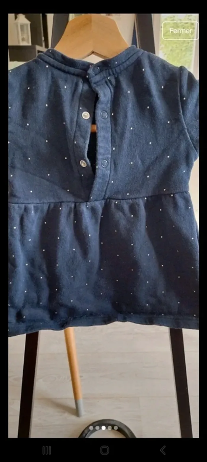 Robe Kiabi taille 12 mois matière pull très bon état. Bleu marine avec des petits points dorés - photo numéro 3