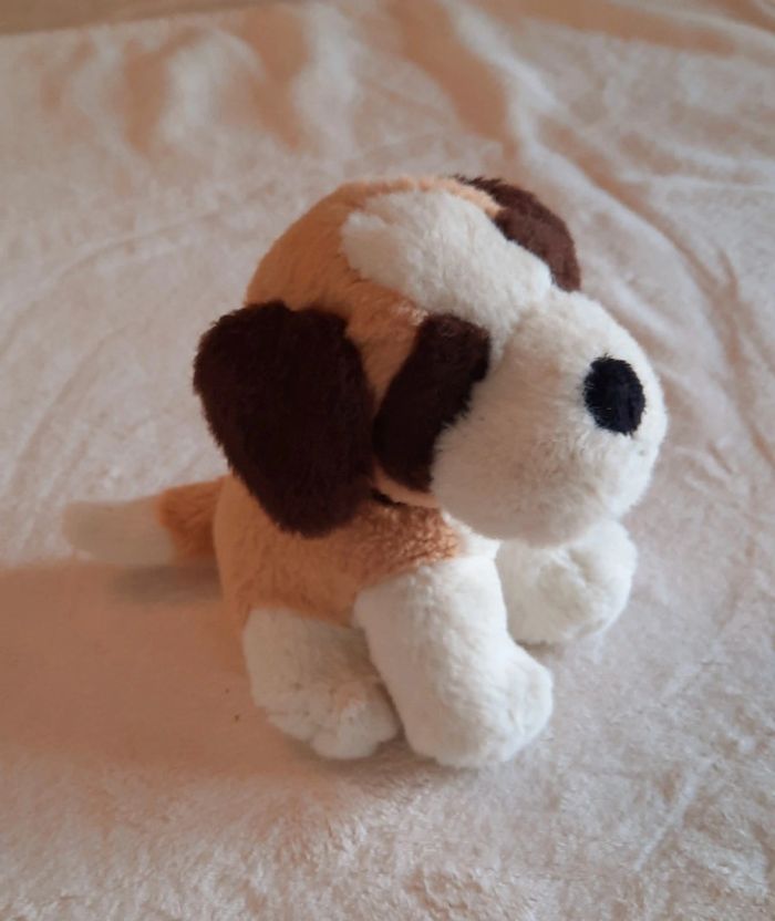 Jolie petit chien en peluche