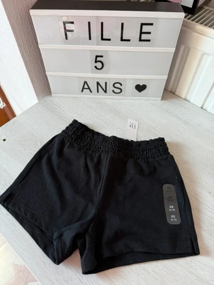 Short 4-5 ans GAP noir neuf