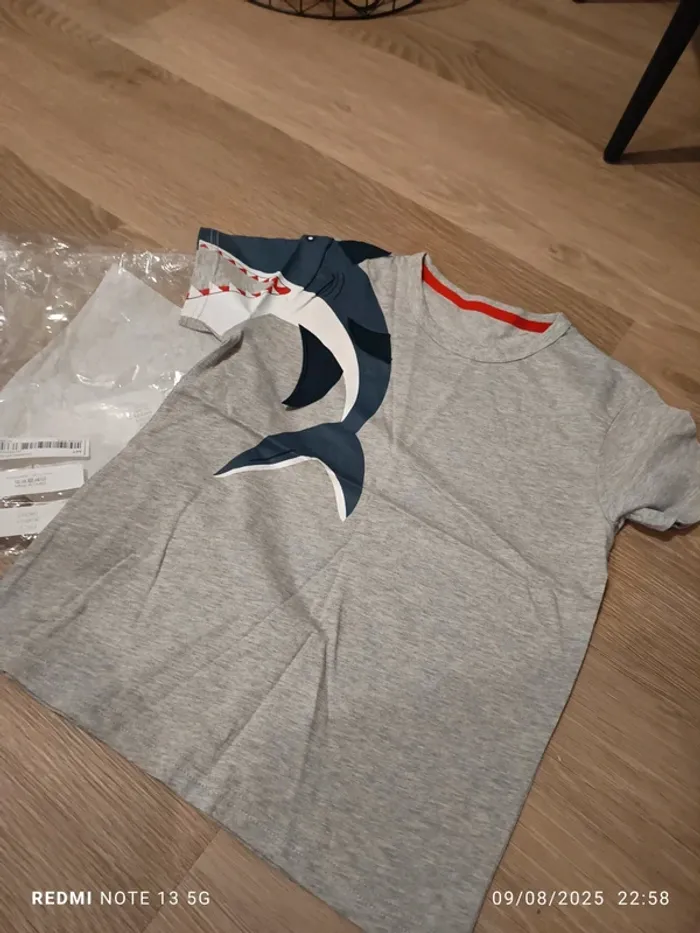 Magnifique tee shirt requin taille 10 ans - photo numéro 3