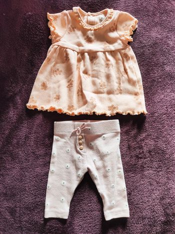Ensemble fille robe abricot legging rose fleurs Kiabi 1 Mois