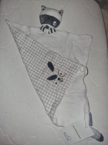 Doudou raton laveur quadrillé