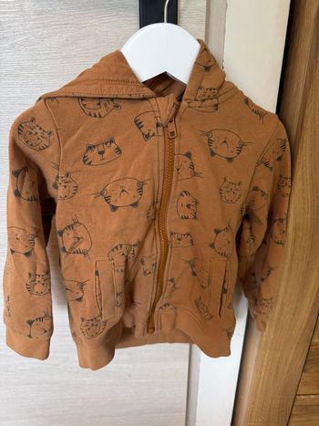 T-shirt manches longues pantalon style jean et Sweat à capuche