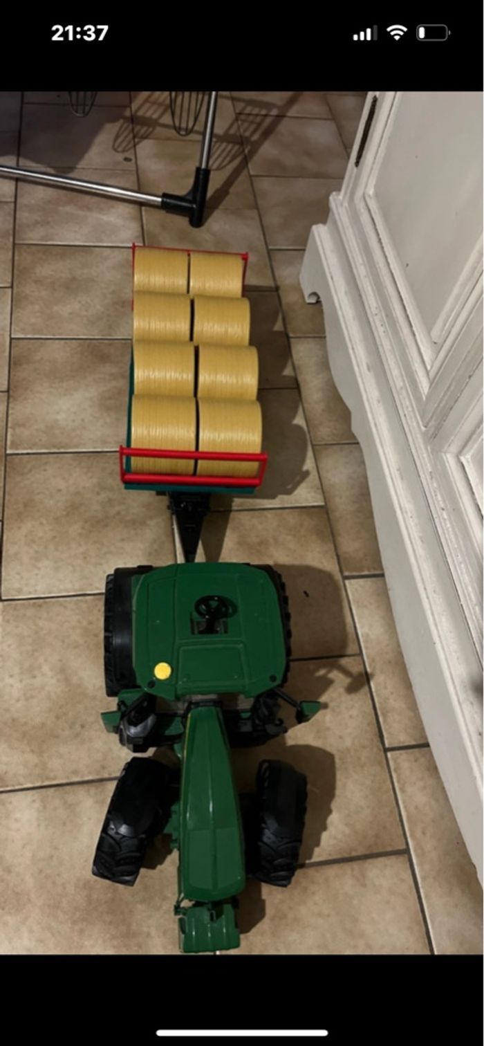Tracteur John Deere avec remorque et ballot - photo numéro 2