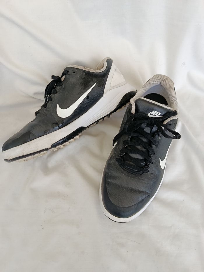Chaussures de golf mixte 38.5 noir et blanches Nike à crampons