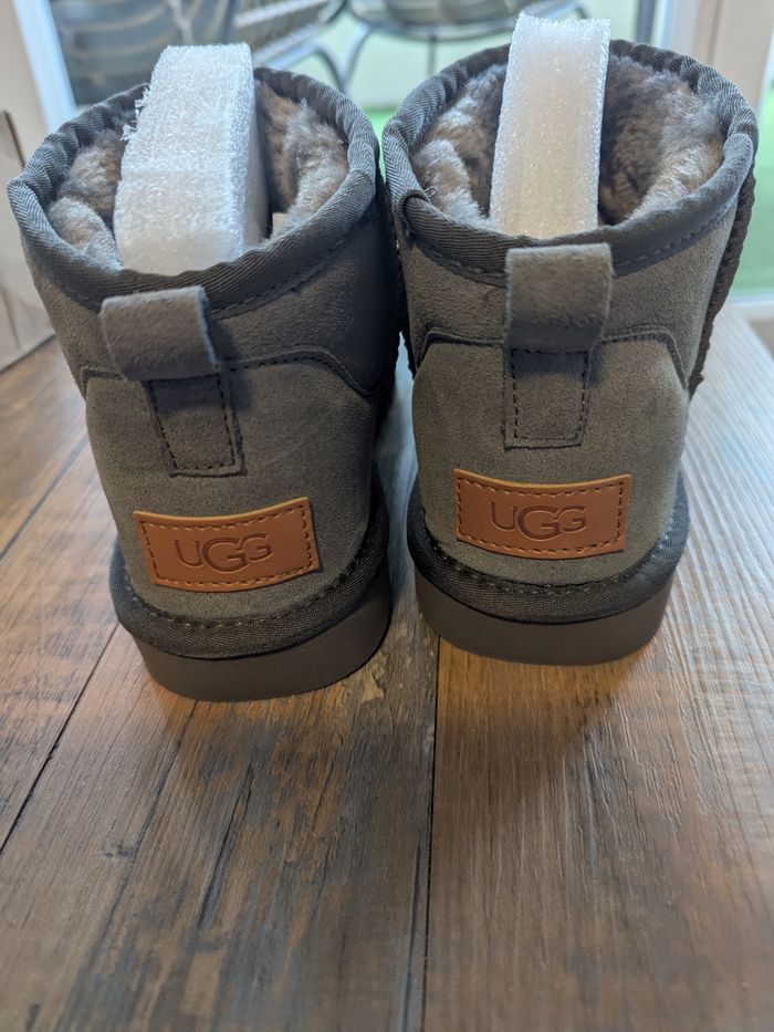 Ugg neuf grise - photo numéro 4