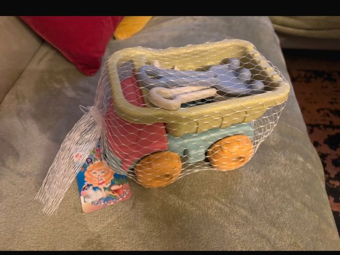 Camion benne avec jeux de plage ou de jardin