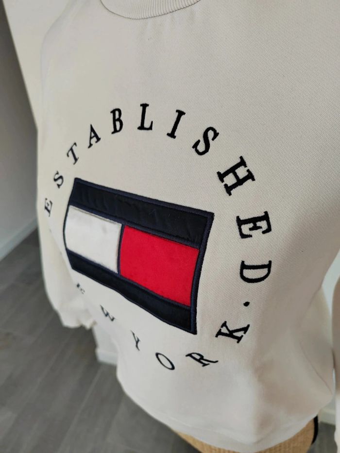 Sweat blanc Tommy Hilfiger Logo sur le devant Taille 164 (14 ans) Excellent état - photo numéro 2