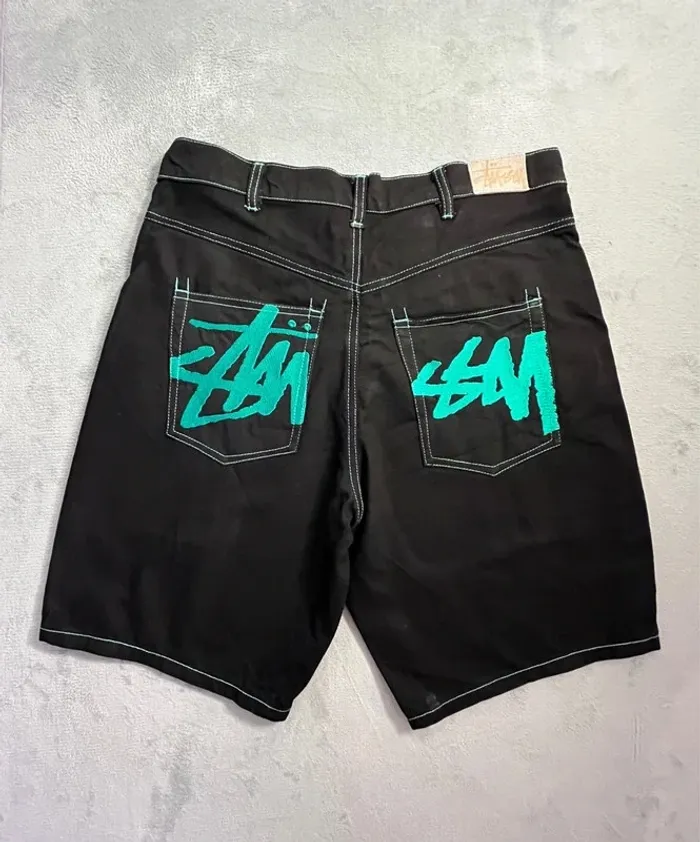 Short/Jort Stussy Black Embroidered Green Forest Big Logo Back – Taille XL