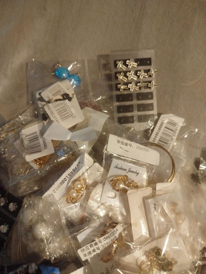 Lot de 191 paires de boucles d'oreilles - photo numéro 2