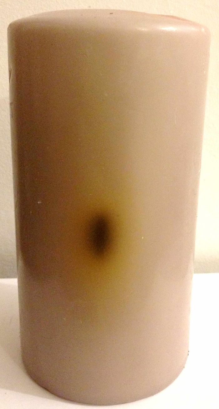 Grosse bougie grise de forme cylindrique pour festivité ou autre - photo numéro 2