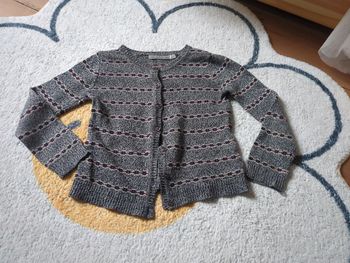 Joli gilet motif vintage gris rouge beige cfk 5-6 ans fille