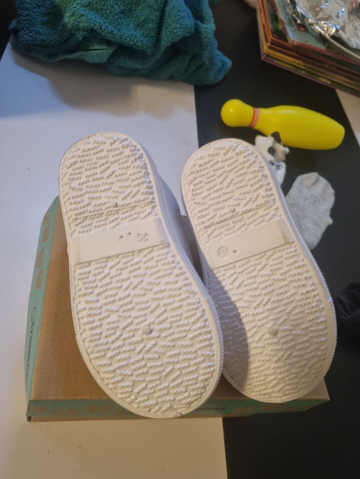 Baskets neuf taille 20 - photo numéro 2