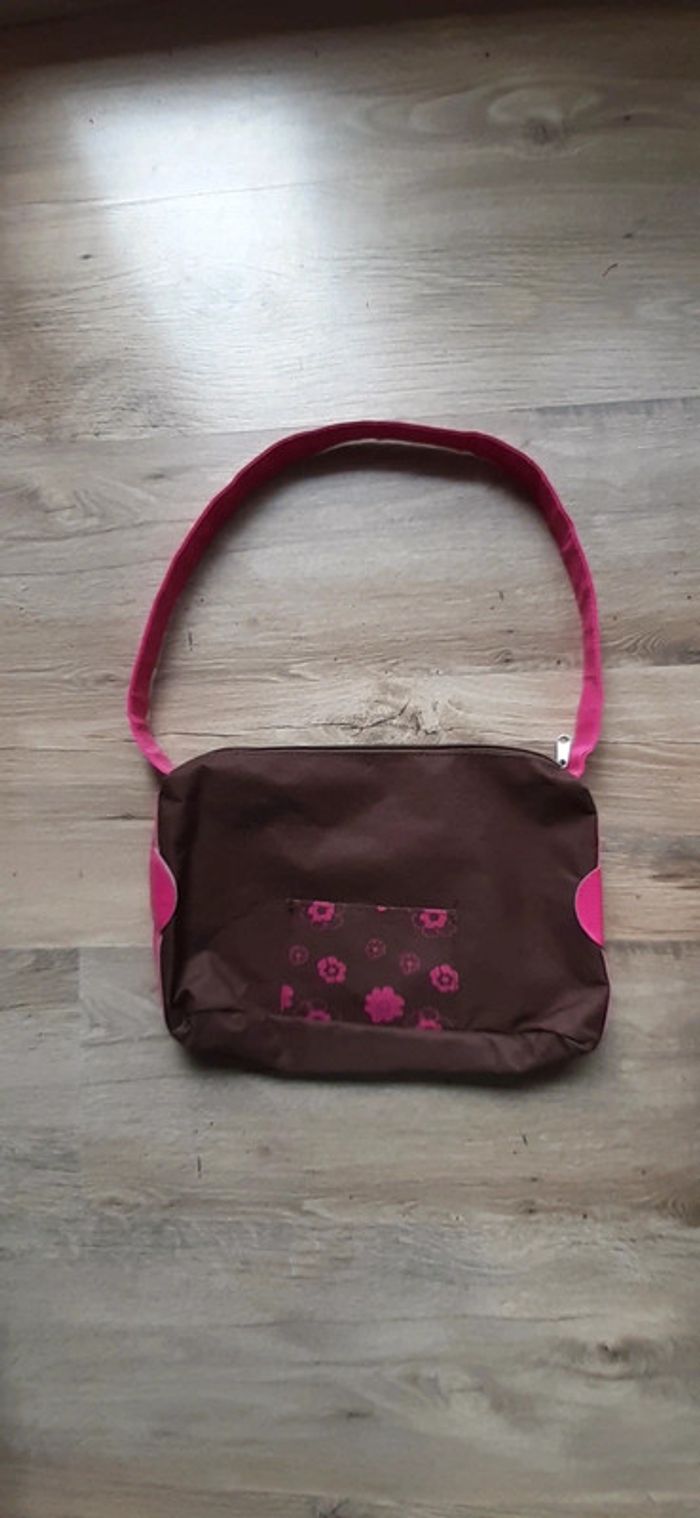 Sac marron à fleurs roses