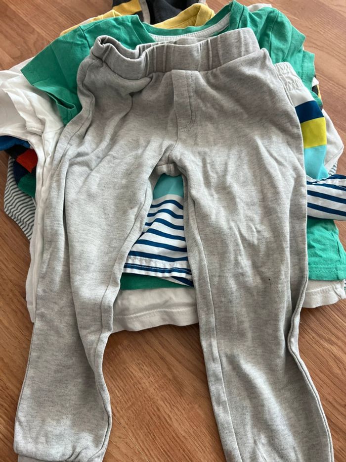 Lot de vêtements tâchés ou abîmés - photo numéro 17