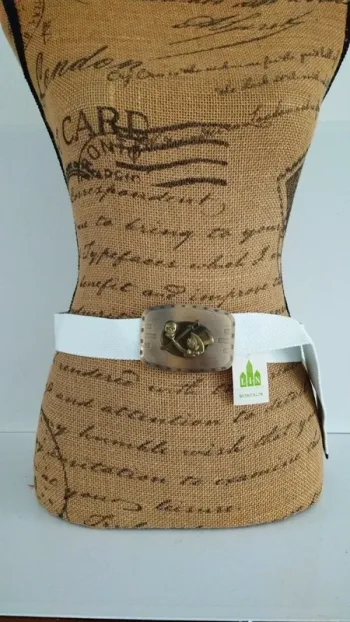 Ceinture blanche boucle dorée ajustable avec motif