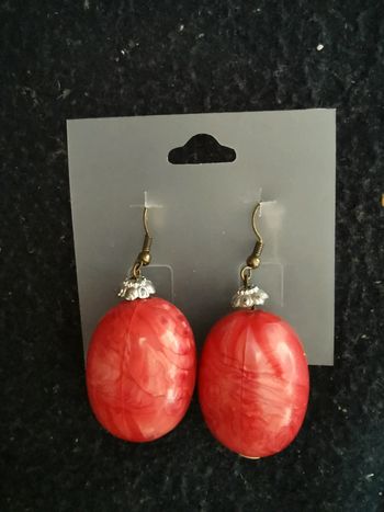 Grosses boucles d'oreilles rouges