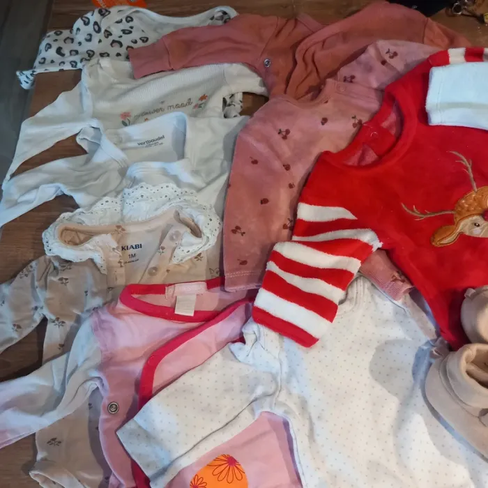Lot de 11 vêtements taille 1 mois - photo numéro 3