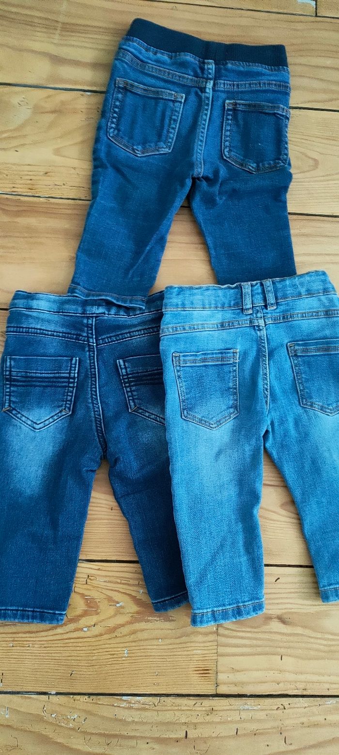 Un lot de 3 jeans taille 12 mois - photo numéro 3