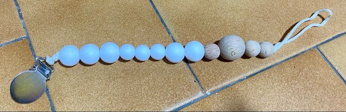 Attache tétine perle bois blanc - photo numéro 2