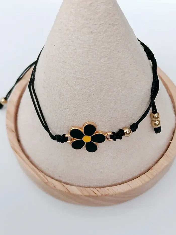 Bracelet fleur noir sur cordon ajustable – look minimaliste - photo numéro 2