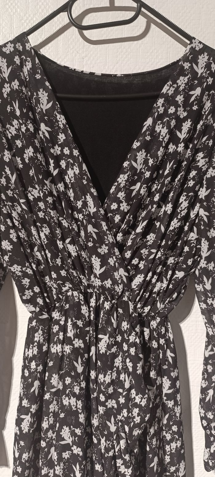 Robe noire fleurie fluide – manches longues – taille M - photo numéro 2