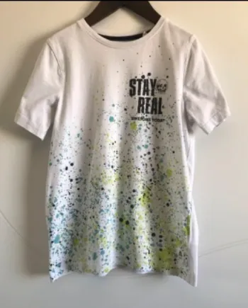 tshirt c&a motifs taches de peintures petit défaut d’où le prix bas 134-140 cm