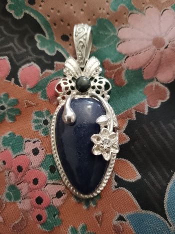 pendentif en métal argenté et lapis lazuli bleue neuf.