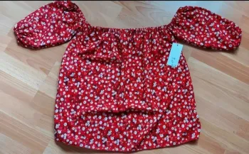 Blouse rouge fleurie manches courtes épaules dénudées 36-38