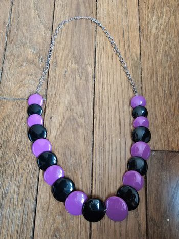 Collier violet et noir