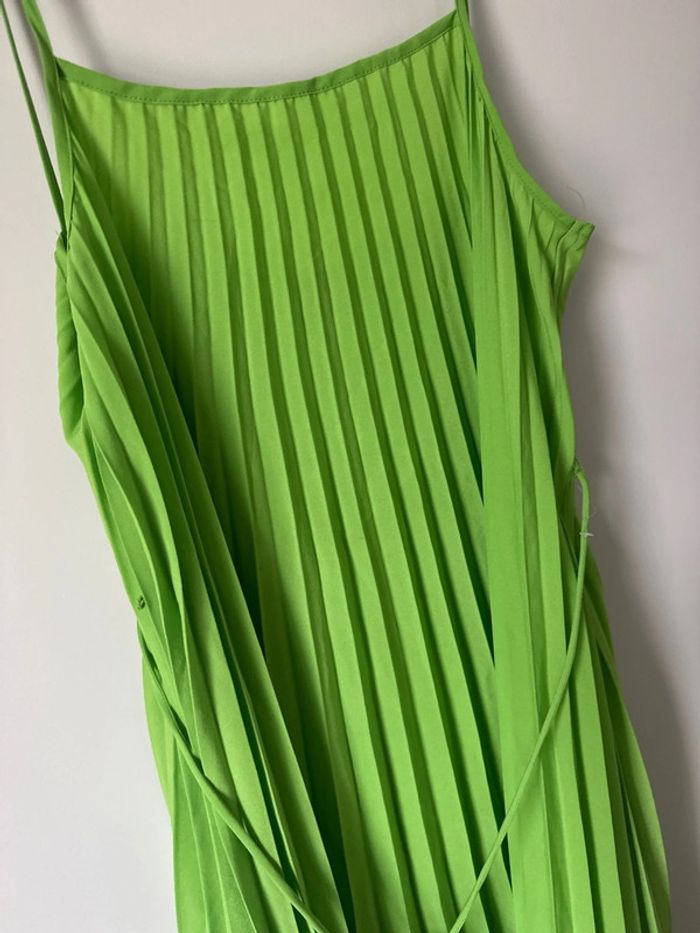 👗 Robe plissée mi-longue à bretelles fines - Vert- neuf sans étiquette - Mango - taille M - photo numéro 2